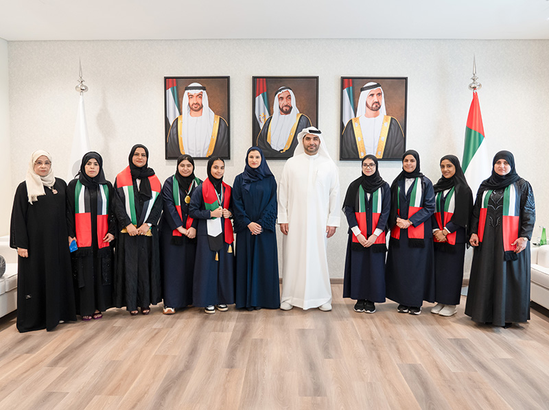 سارة الأميري تكرّم فريق مؤسسة الإمارات للتعليم المدرسي  الفائز في المسابقة العلمية بالكويت